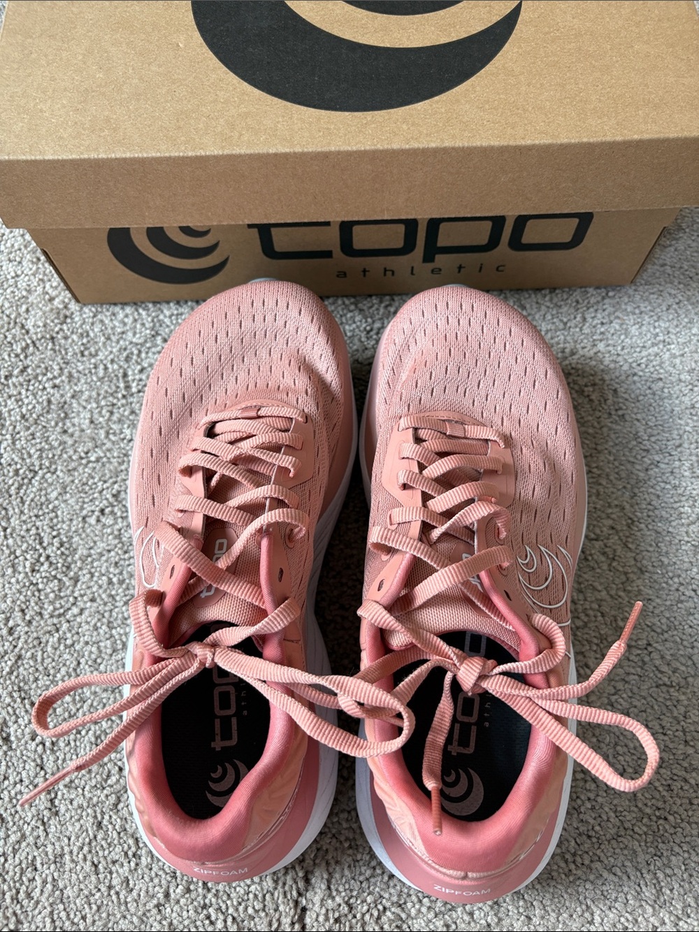 Topo Athletic- W Atmos- Dusty Rose/White size 8